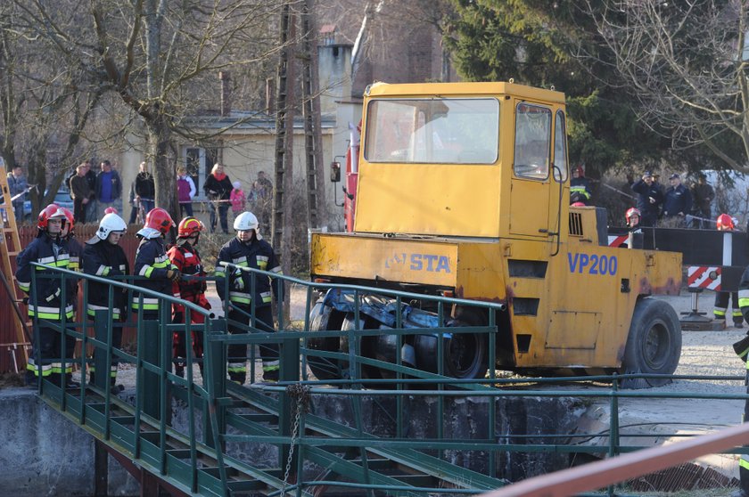 Walcem wjechał po pijaku do rzeki