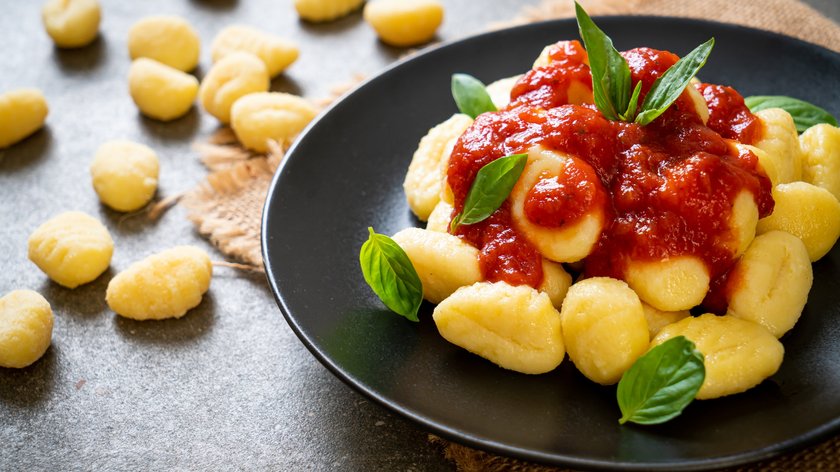 5 pomysłów na kluski w letniej odsłonie. Wolisz kopytka czy włoskie gnocchi? Mamy świetne przepisy