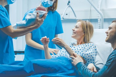 Powiaty chcą płacenia za gotowość położnym na SOR