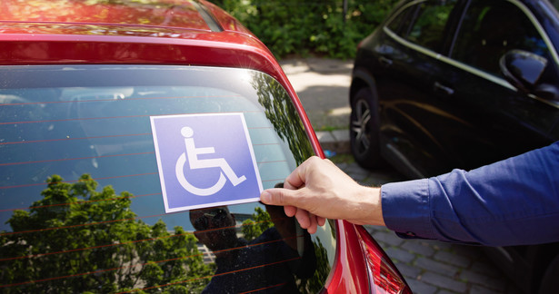Osoby z niepełnosprawnością poruszające się na wózku inwalidzkim, mogą otrzymać dofinansowania do zakupu dostosowanego samochodu osobowego