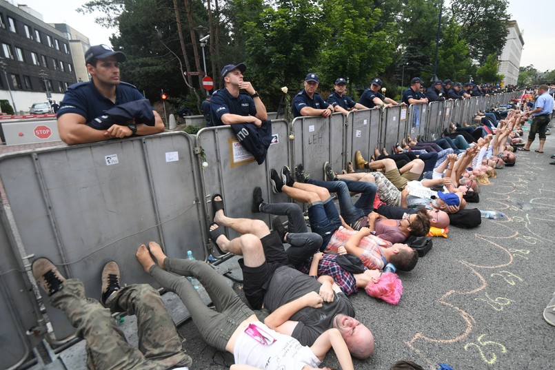 Ustawa o Sądzie Najwyższym przeszła. "Hańba!" oraz "Sejm jest nasz, a nie wasz" pod Sejmem. ZDJĘCIA