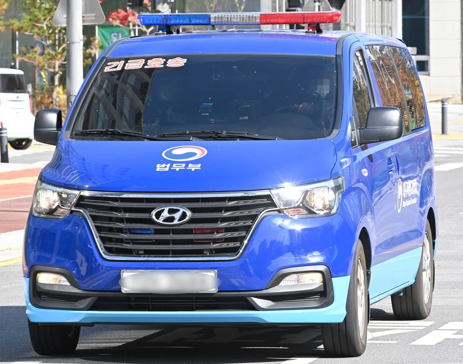 Južnokorejska policija prevozi Lija na suđenje