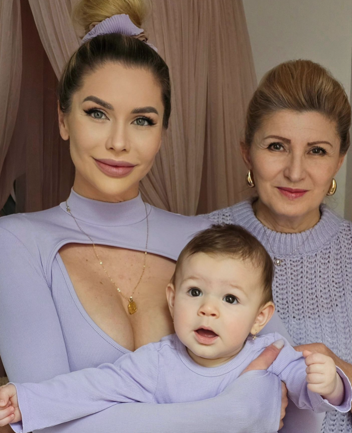 Influencerka Eva Cifrová s mamou a dcérkou.