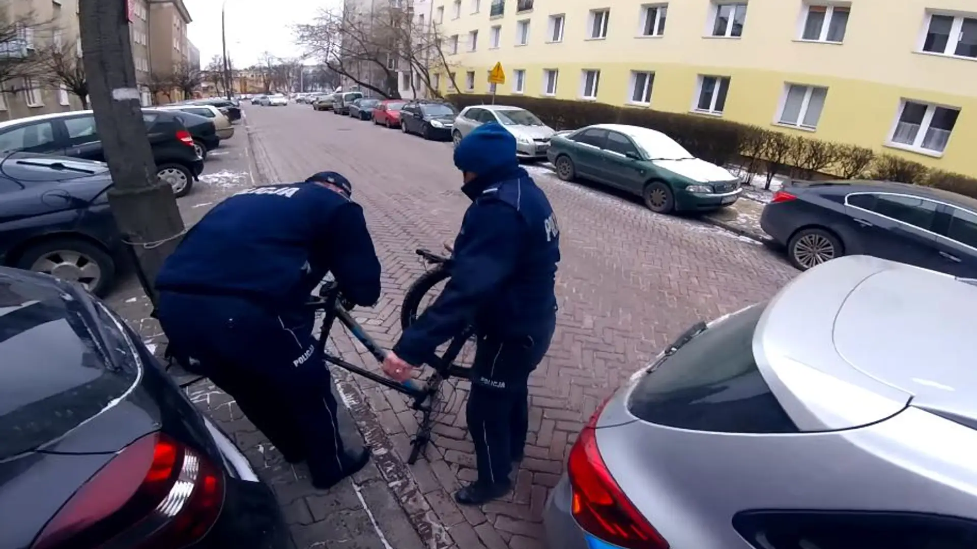 Policja przeszukała plecak i kurtkę Maćka, bo jechał na rowerze. Mamy komentarze policji i prawnika