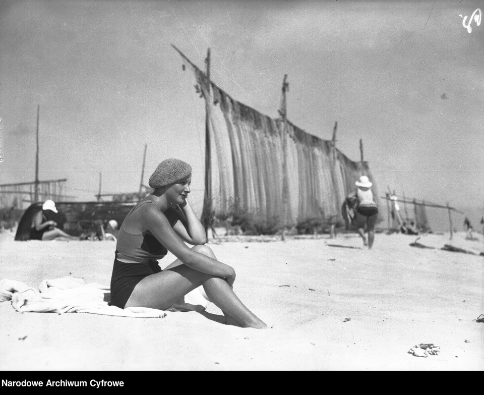 Wakacje w przedwojennej Polsce (na zdjęciu: plaża na Helu w 1933 r.)