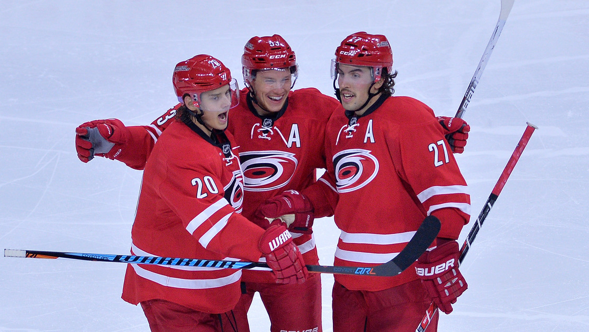 Carolina Hurricanes miała szansę na szóste zwycięstwo z rzędu, ale nie podołała Montreal Canadiens na wyjeździe 1:2. W drugim meczu Boston Bruins także przegrali z inną kanadyjską ekipą Ottawą Senators 1:3.