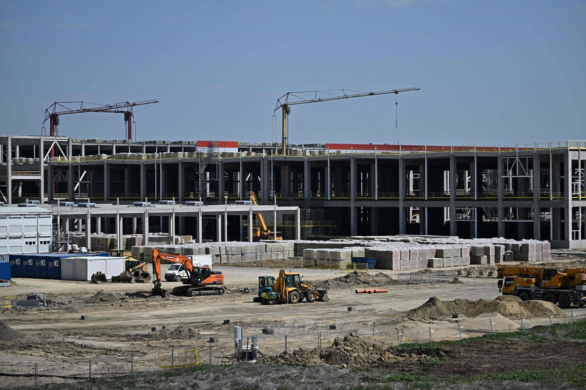 "Cud motoryzacyjny" Viktora Orbana pod ostrzałem. "Chińczycy już zwolnili węgierskich pracowników"