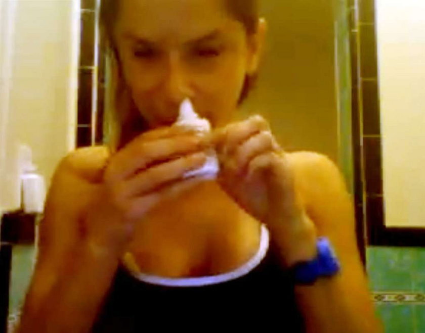 Oto nagranie Natalii Lesz z łazienki. Co wciąga do nosa?