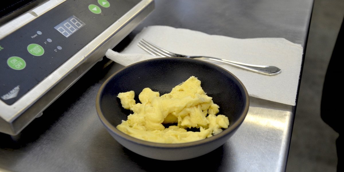 "Just Scramble" od Hampton Creek. Jajecznicę tworzy się z wegańskiego płynu