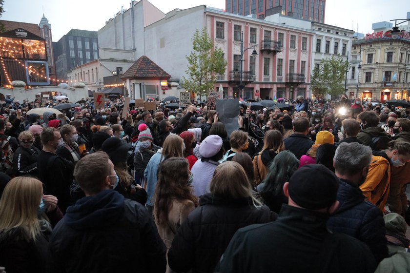 Znicze i ziemia wysypana przed siedzibą PiS