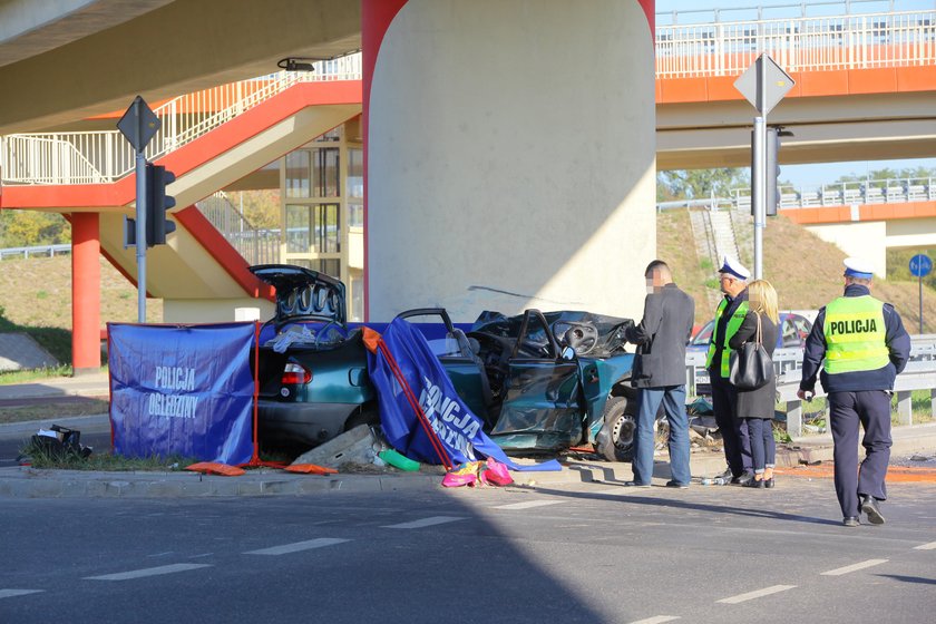 Samochód uderzył w wiadukt. Nie żyje kierowca