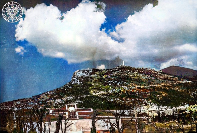 widok na cmentarz wojskowy, wzgórze 593 ­- Górę Ofiarną i Monte Cairo.
