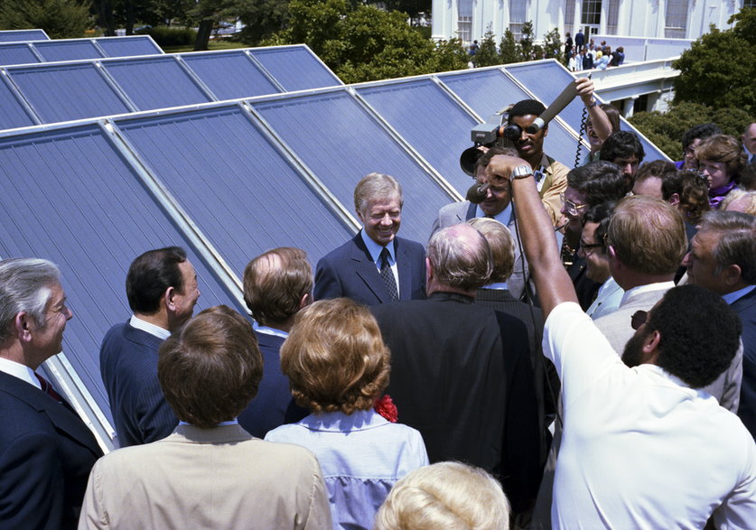 Jimmy Carter pozuje przed kolektorami słonecznymi, które przez kolejne lata zaopatrywały Biały Dom w ciepłą wodę, fot. Jimmy Carter Library