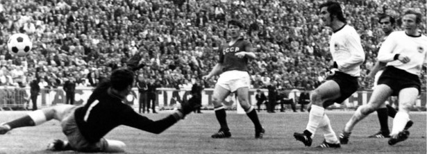 Finał Euro 1972 r. RFN – ZSRR. Zwyciężyli Niemcy w pięknym stylu 3 do 0. Wtedy tylko cztery państwa uczestniczyły w grach finałowych. Grało się półfinały, mecz o trzecie miejsce i finał