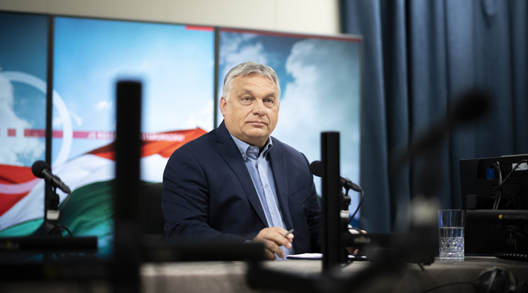 A Miniszterelnöki Sajtóiroda által közreadott képen Orbán Viktor kormányfő a Kossuth rádió stúdiójában, ahol interjút adott a Jó reggelt, Magyarország! című műsorban 2022. július 15-én / Fotó: MTI/Miniszterelnöki Sajtóiroda/Benko Vivien Cher