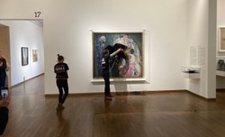 Aktywiści klimatyczni oblali mazią obraz Gustawa Klimta