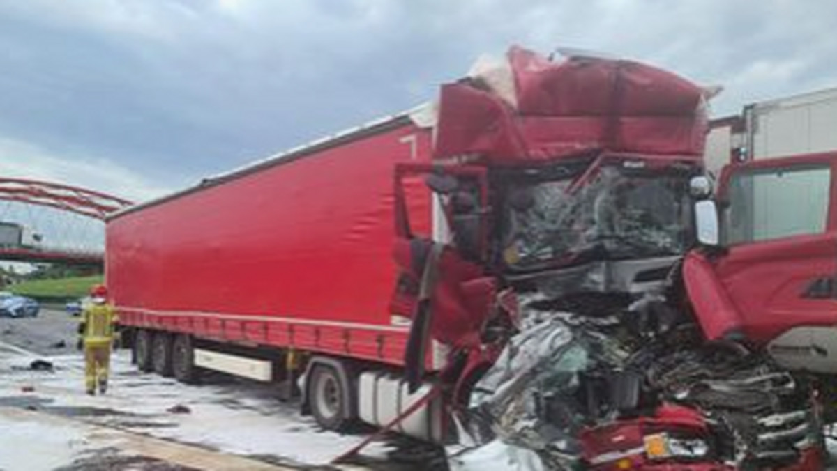 Ogromne korki po tragicznym wypadku na A1. Dwie ciężarówki zgniotły forda