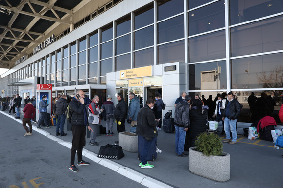 Kada se Srpkinja okrenula na aerodromu "Nikola Tesla" i videla ko se igra sa njenim detetom, ZANEMELA JE OD ŠOKA: "Gde si bebo, kako si slatka"