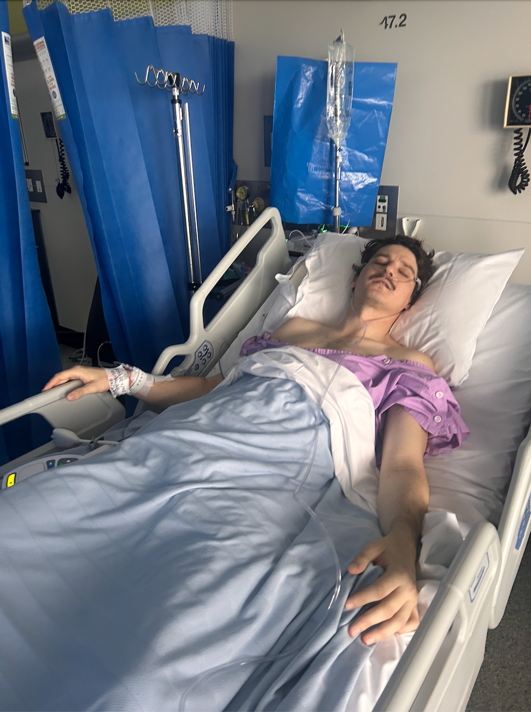 Basgitaristovi z kapely Bugs diagnostikovali rakovinu hrubého čreva a konečníka.