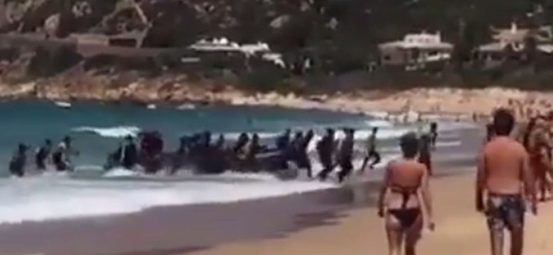 Imigranci "lądują" na hiszpańskiej plaży. Wkrótce może ich być tam więcej niż w Grecji. Zobacz AMATORSKIE WIDEO