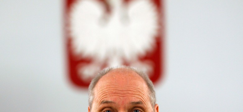 Macierewicz składa donos w sprawie zwłok i obciąża Tuska