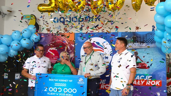 Pani Danuta Zięba w asyście prezesów Wrocławskiego Parku Wodnego: Grzegorza Kaliszczaka, Artura Siewierskiego i Pawła Rańdy.