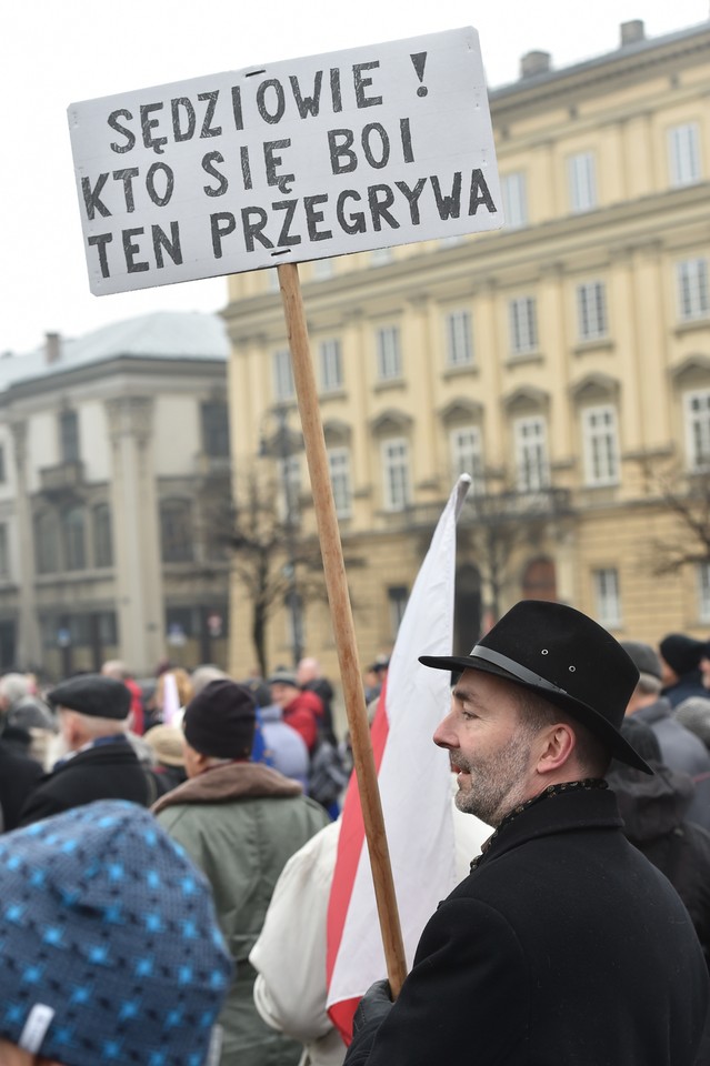 KRAKÓW DEMONSTRACJA KOD W OBRONIE SĘDZIÓW (pikieta KOD)