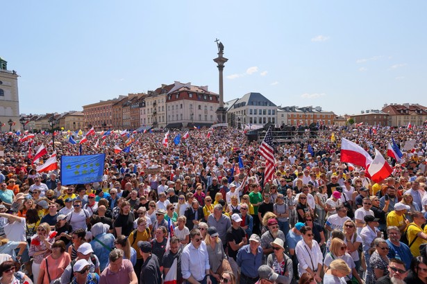 Uczestnicy marszu na Placu Zamkowym