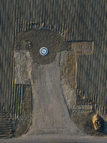 Autor: Kacper Kowalski, Panos Pictures<br>
Województwo pomorskie. 105 państw na świecie wykorzystuje energetykę wiatrową. Wielka piątka to Chiny, USA, Niemcy Hiszpania i Indie. W 2020 roku dzięki tej energetyce do środowiska nie dostanie się 342 mln ton dwutlenku węgla – to 80 proc. tego, co emitują samochody Unii Europejskiej. Sektor energetyki wiatrowej zapewni pracę 520 tys. ludzi. Z drugiej strony, elektrownie wiatrowe budzą coraz większy sprzeciw społeczny, stoją na trasach przelotów ptaków, budzą poczucie zagrożenia wśród okolicznych mieszkańców (dźwięki, wibracje, ruch), a bilans energetyczny tych elektrowni nadal bliski jest zeru. Ten projekt fotograficzny ma się stać przyczynkiem do refleksji nad naturą energii; być kolejnym elementem w dyskusji o portrecie cywilizacyjnym człowieka. 21 maja – 4 czerwca 2015
<br><br>Źródło fot. <a href='http://www.grandpressphoto.pl/prasa/' style='color: blue'> Grand Press Photo 2016</a>