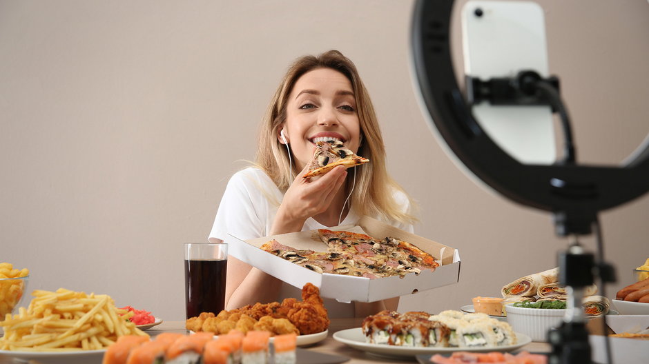 Mukbang jest jednym z coraz popularniejszych trendów