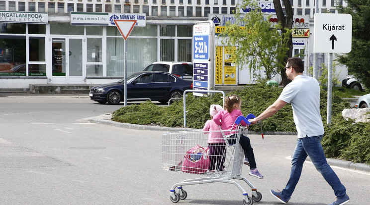 Szerdán a nemzeti ünnep miatt a legtöbb bolt zárva tart, ezért még ma érdemes elintézni a bevásárlást / Fotó: Fuszek Gábor