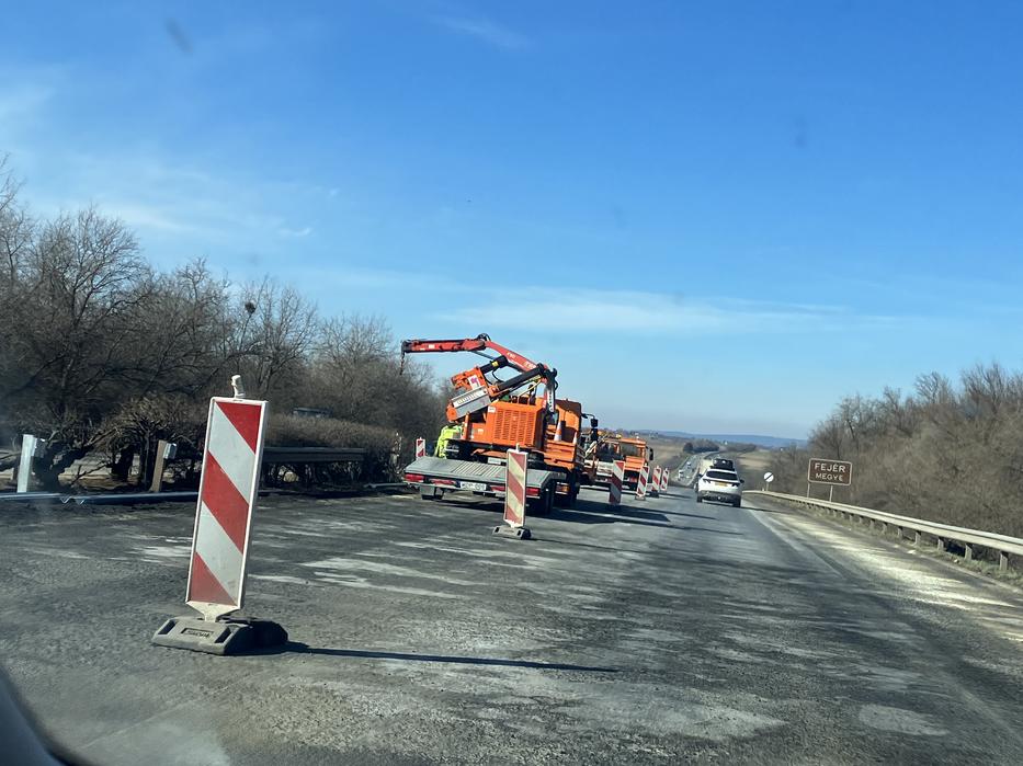 Az autópályán jelenleg is zajlanak a helyreállítási munkálatok / Fotó: Blikk