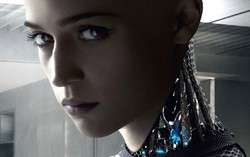 Seks, kłamstwa i androidy. "Ex Machina" filmową sensacją roku [ZDJĘCIA]