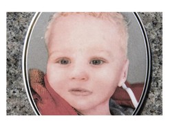 Chłopiec pochowany w Ciesznie to Szymon. Zarzut zabójstwa dla matki