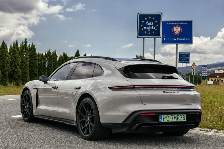 Porsche Taycan na granicy polsko-czeskiej.