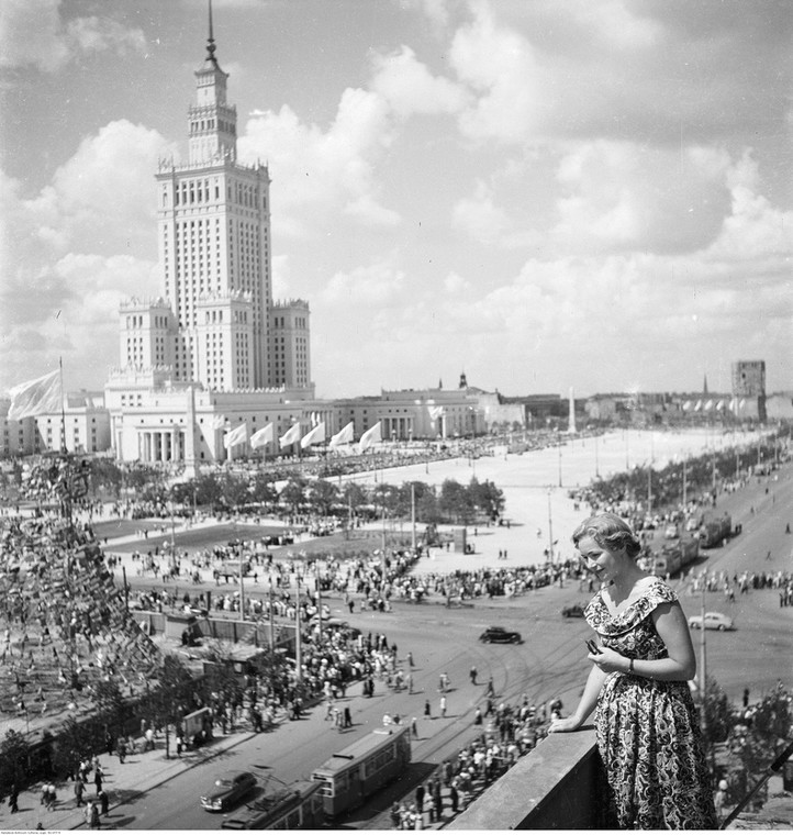 Pałac Kultury i Nauki oraz plac Defilad podczas V Światowego Festiwalu Młodzieży i Studentów w Warszawie, lipiec 1955 r.