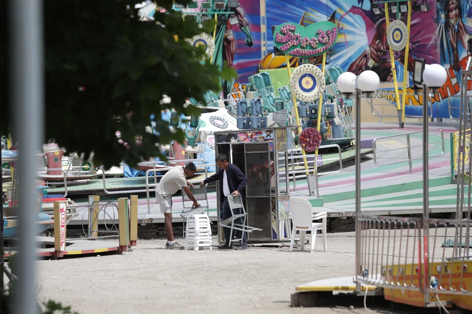 Zaposleni u luna parku u Inđiji 
