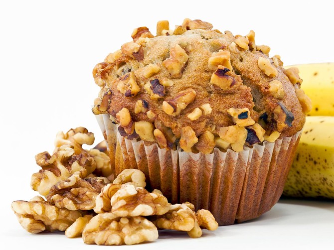 21819_razbaruseni-mafini--muffin-surrounded-by-shelled-walnuts-and-ripe-bananas-shutterstock_77308804