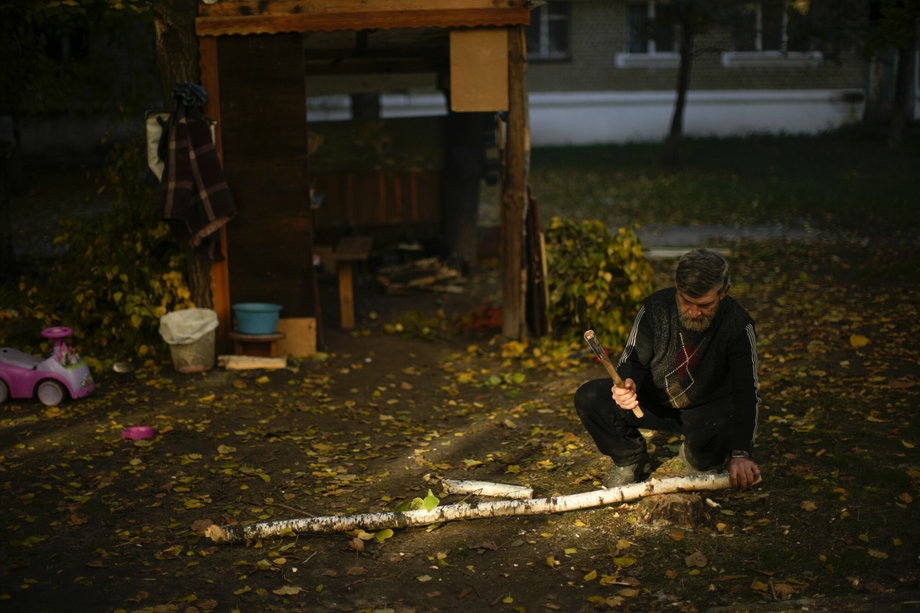 Ukraińcy nie mogą czekać, aż władze zapewnią im ogrzewanie, dlatego sami zbierają drewno na opał