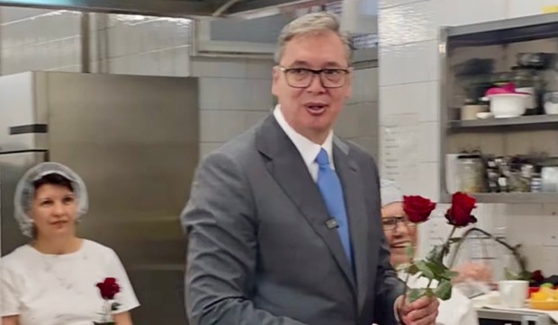 Aleksandar Vučić delio ruže ženama zaposlenim u Predsedništvu