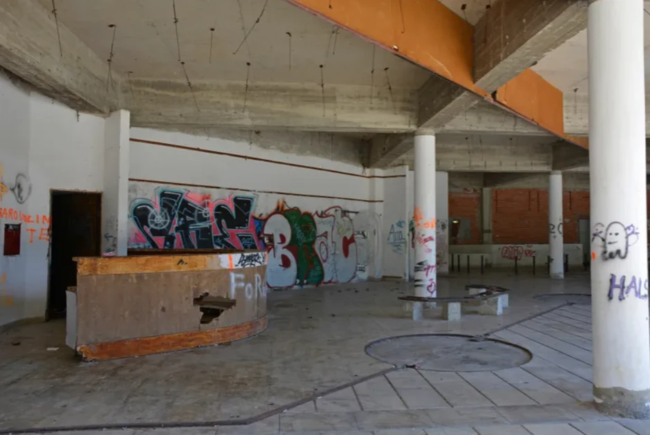 Unutrašnjost nekadašnjeg memorijalnog kompleksa