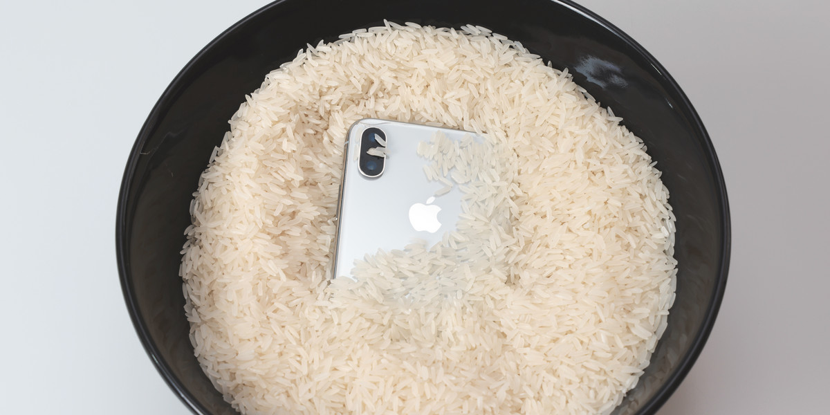 Apple twierdzi, że umieszczenie mokrego iPhone'a w ryżu może w rzeczywistości spowodować większe uszkodzenia urządzenia