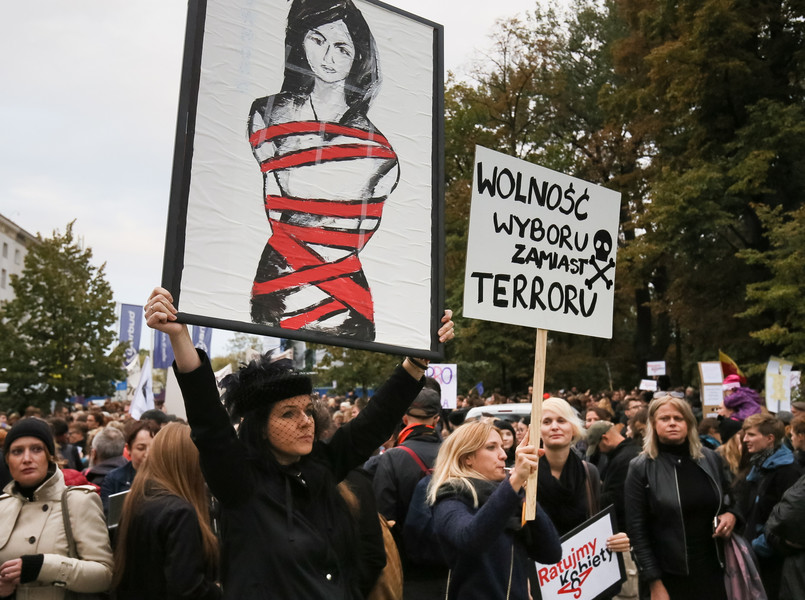 Organizatorki nawołują, aby tego dnia panie opuściły swoje codzienne zajęcia, i spotykały się, czyli między innymi organizowały protesty i happeningi.