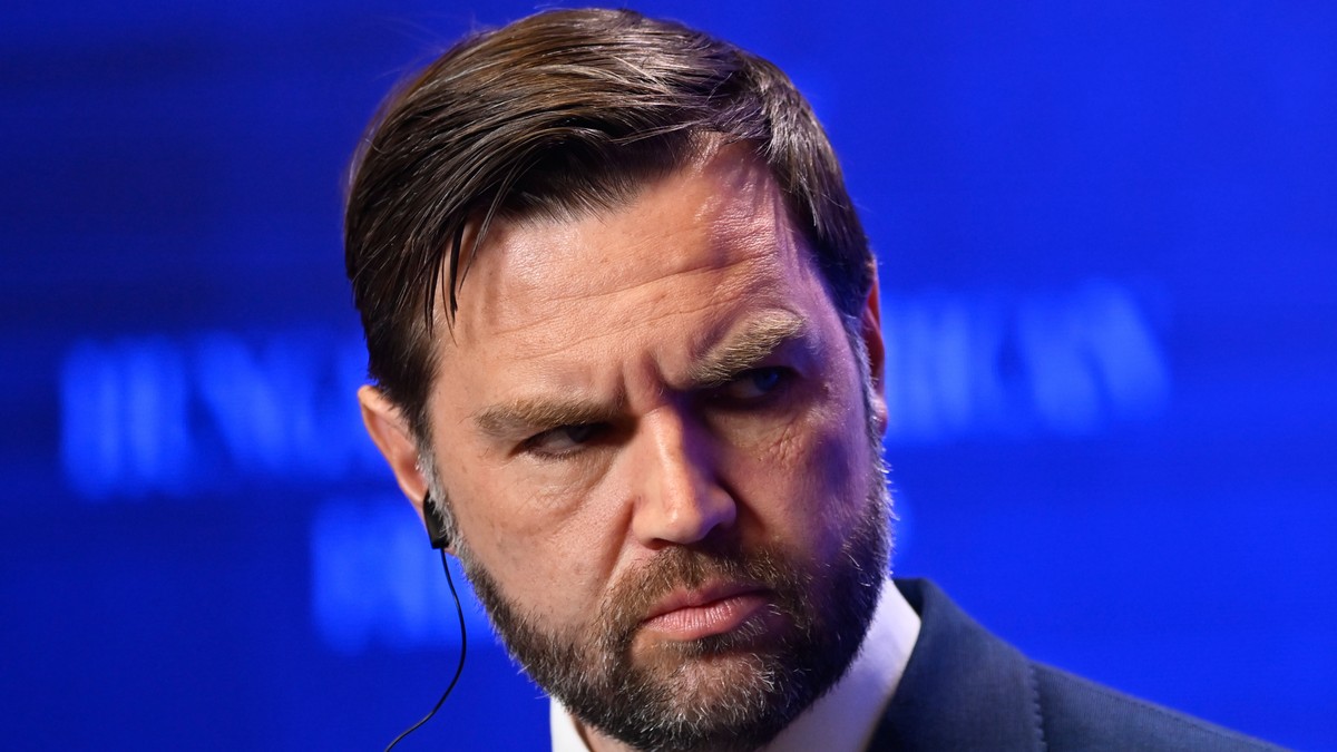 Džej Di Vens na konferenciji u Budimpešti 7. aprila