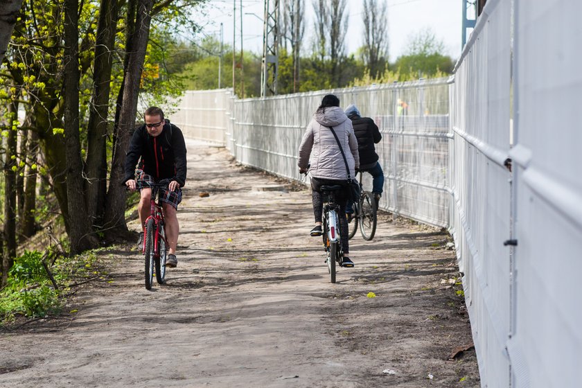 Kładka na moście Dębińskim wciąż bez normalnego dojścia