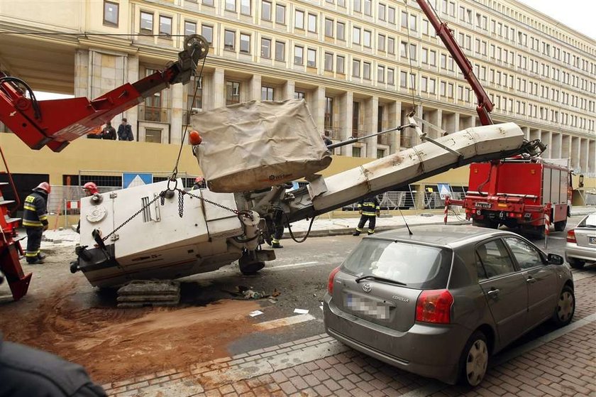 Frezarka zgniotła toyotę