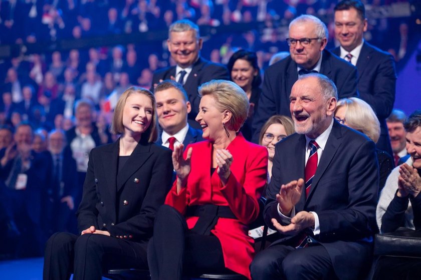 Niezwykła metamorfoza Kingi Dudy. Córka prezydenta zmieniła fryzurę