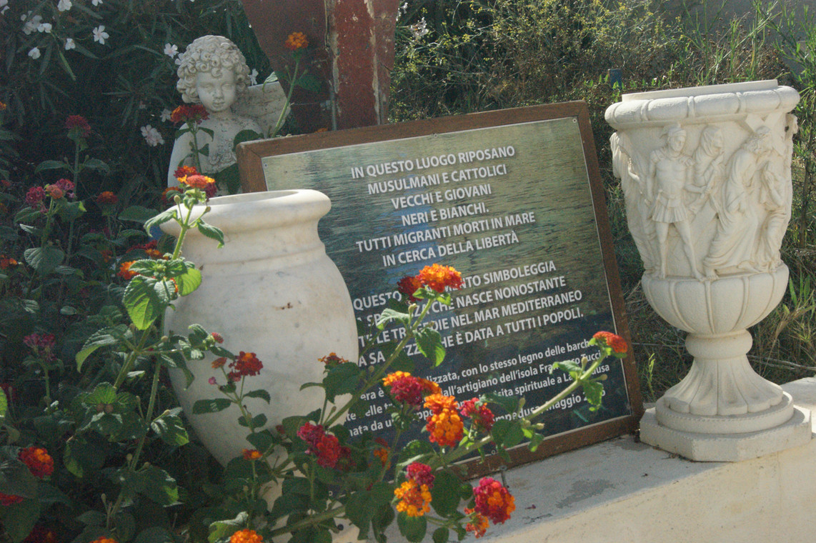 Tablica przy pierwszych grobach na Lampedusie