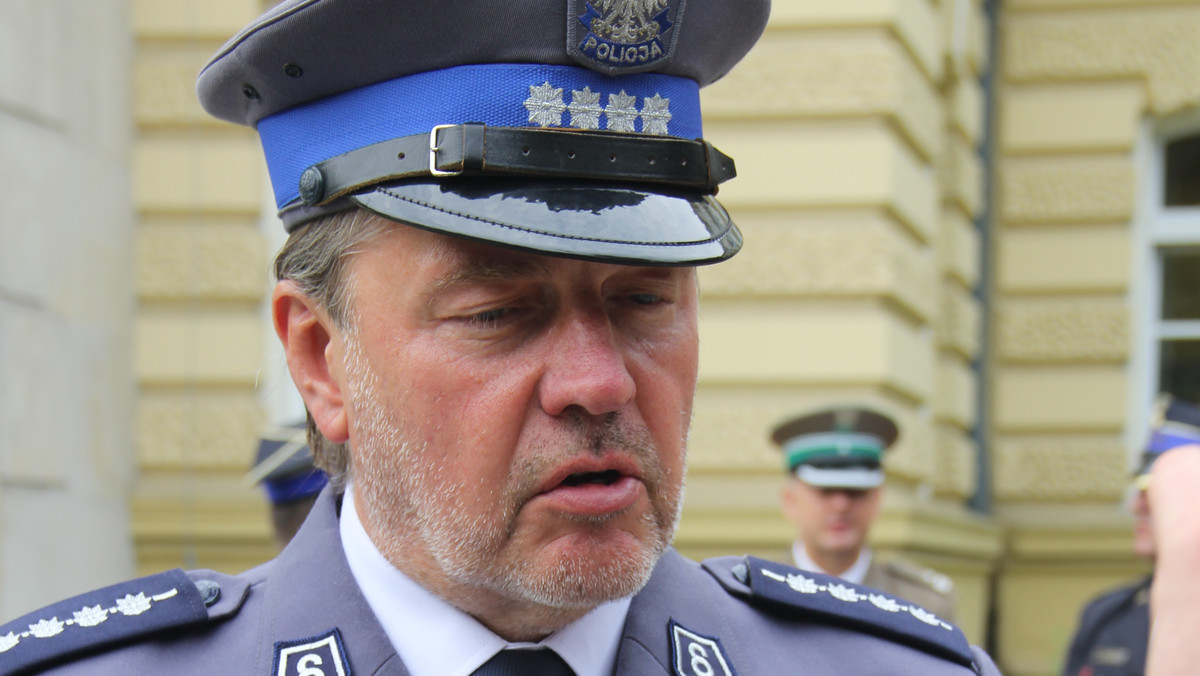 Policja w galeriach sprawdzi maseczki. Rafał Jankowski komentuje