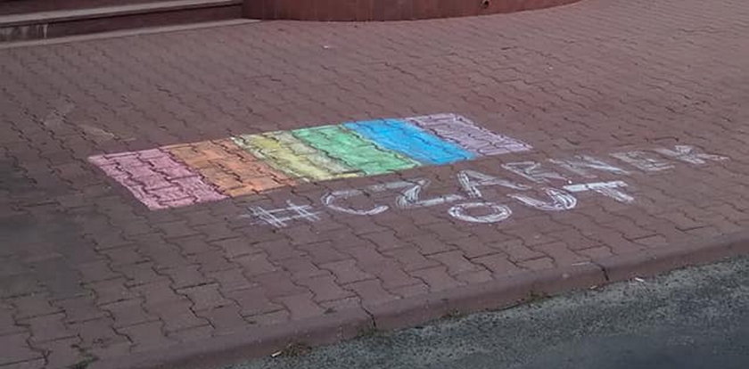 Namalowali tęczę na chodniku przed siedzibą TVP Lublin. Stacja wezwała policję